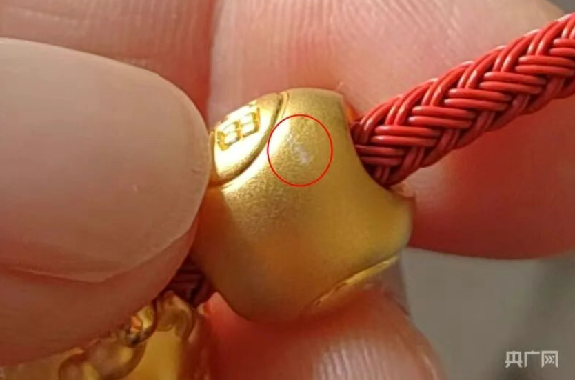 足金挂坠检出铁？监管部门已介入 周生生最新回应(4)
