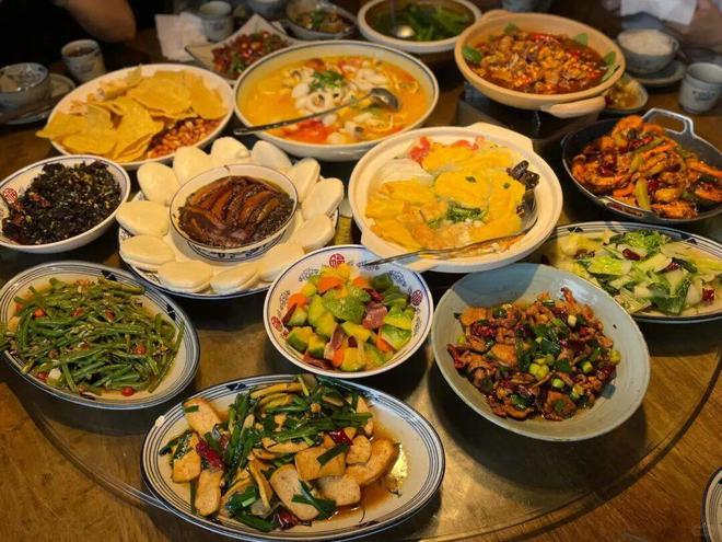 “反向过年”的年轻人，捧红小城餐饮(8)